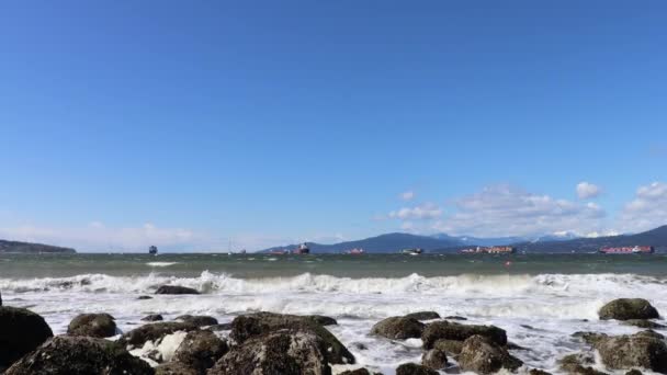 Море Сонячний День Біля Ванкувера Вантажні Судна Далеко Від Нього — стокове відео