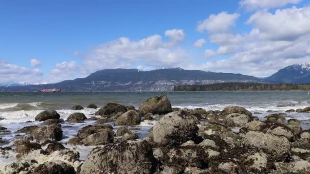 Скеля Березі Ванкувері Вантажне Судно Далеко Бурхливе Море — стокове відео