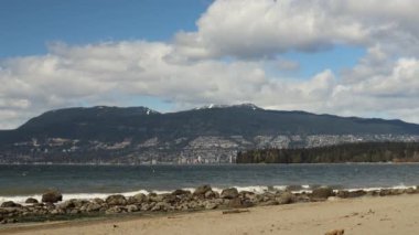 Kuzey Vancouver ve dağlarla Kitsilano sahilinden Burrard Körfezi manzarası