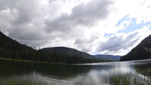 Timelapse Lago Com Montanhas Redor Nuvens Movimento Rápido Canadá — Vídeo de Stock