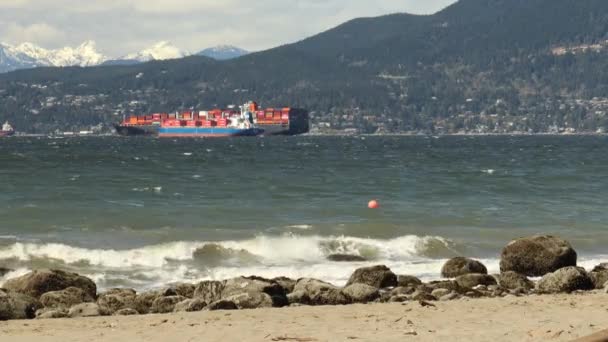 晴れた日の強い風の中で山やバンクーバー港近くの大きな貨物船 — ストック動画