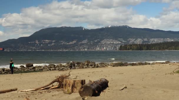 Пляж Китсилано Ванкувере Волнами Скалами Бревнами Ветреный Летний День — стоковое видео