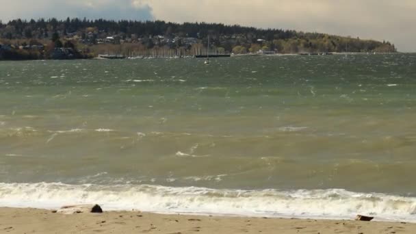 Burrard Olas Entrada Golpeando Playa Arena Vancouver Día Verano Ventoso — Vídeos de Stock