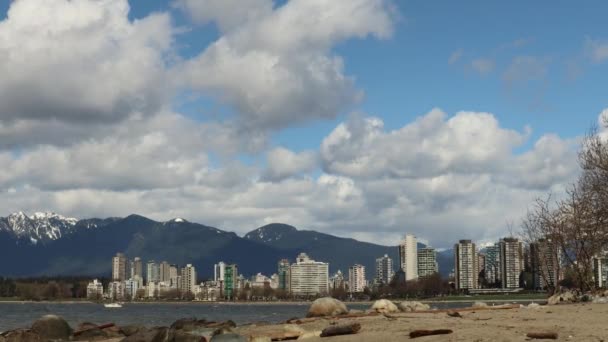 Széles Rálátás Hegyekre Vancouverre Belvárosban Burrard Öböl Hullámos Vize — Stock videók