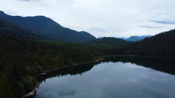 Latać Nad Jeziorem Lustrzanym Dzień Zachmurzenia Otwarcie Leśnych Wzgórz Gór — Wideo stockowe