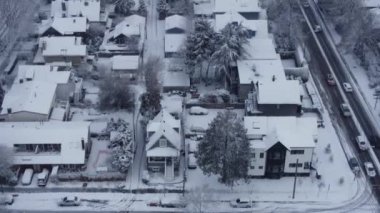 Kış günü Kanada 'da çok az arabayla karlı ve yollu çatıda ileri uç.
