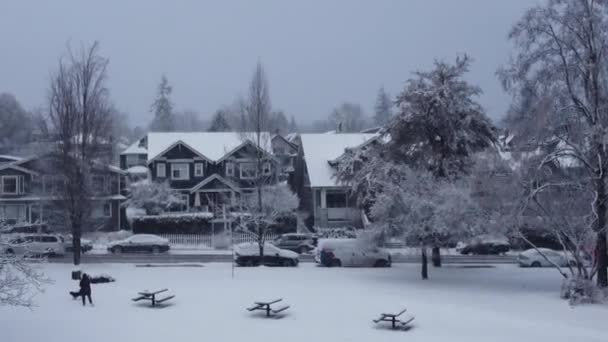 Otevírací Záběr Malých Domků Pokrytých Sněhovou Čtvrtí Vancouveru — Stock video