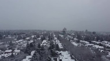 Vancouver 'da ufka doğru karla kaplı küçük evlerin üzerinden uç..