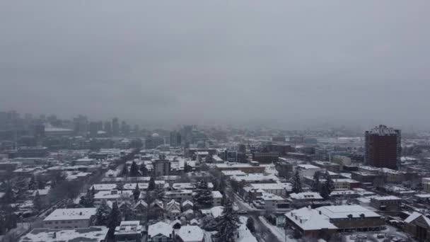 Latać Nad Śnieżnymi Dachami Vancouver Śródmieścia Zimowy Dzień Zachmurzenia — Wideo stockowe