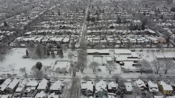 Vuelo Aéreo Sobre Las Casas Canadá Cubierto Con Nieve Día — Vídeo de stock