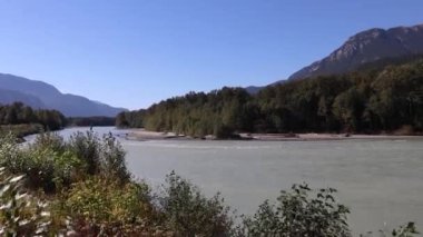 Güçlü rüzgar ve hızlı akan nehir Kanada 'da dağlarla çevrili.