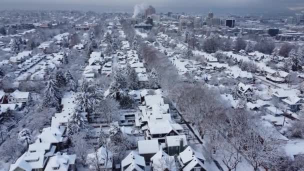 Kleine Häuser Bäume Und Straßen Mit Schnee Vancouver Überfliegen — Stockvideo