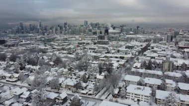 Güneşli bir kış gününde, şehir merkezinde, karlı Vancouver evlerinin hava manzarası.