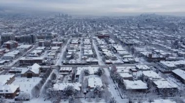 Vancouver 'da karla kaplı yolların ve blokların üzerinden uç.