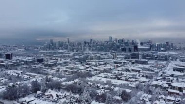 Vancouver şehir merkezi ve çevre hava manzarası karla kaplı.