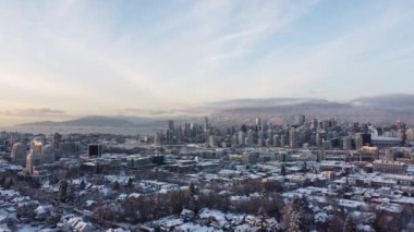 Güneşli bir kış gününde gün batımında Vancouver 'a doğru uç.