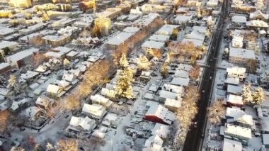 Vancouver 'da kış boyunca karlı çatıların ve kara yolların havadan görünüşü