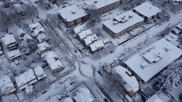 Latać Nad Cichym Miastem Pod Śniegiem Małych Domów Zaparkowanych Samochodów — Wideo stockowe