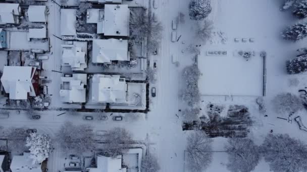 Widok Góry Domy Pokryte Śniegiem Drogi Samochody Białe — Wideo stockowe