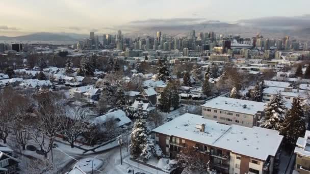 Luftaufnahme Der Innenstadt Von Vancouver Bei Sonnenuntergang Mit Schnee Bedeckt — Stockvideo