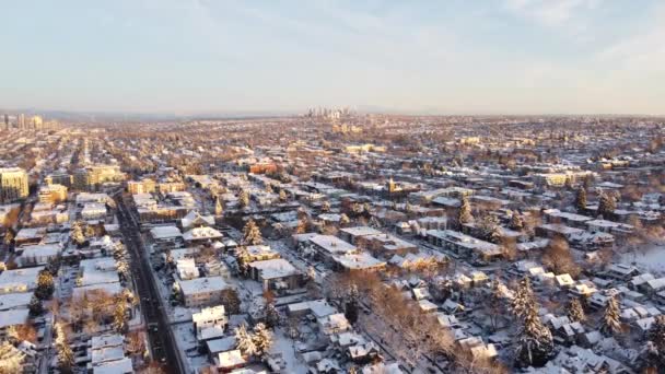 Πορτοκαλί Φως Ηλιοβασίλεμα Πάνω Από Γειτονιά Βανκούβερ Καλύπτονται Χιόνι — Αρχείο Βίντεο