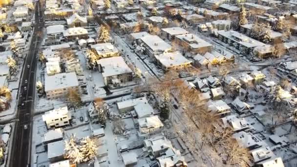 Gün Batımında Çatıların Üzerinde Uçmak Kanada Karla Kaplı Turuncu Işık — Stok video