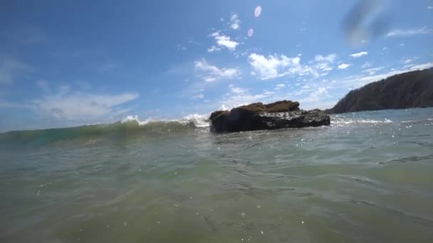 Slo Footage Reveals Dynamic Energy Sea Waves Crash Rock — 图库视频影像