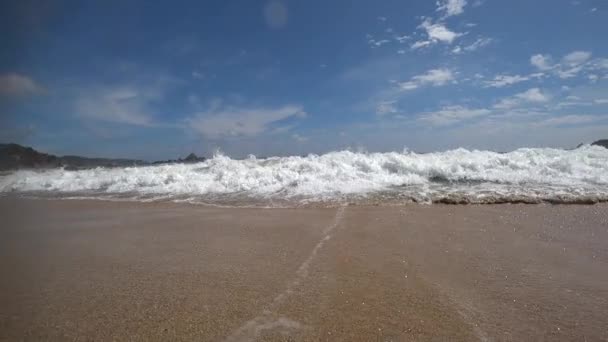 Εξερευνήστε Μοτίβα Χαραγμένα Στην Άμμο Από Κύματα Αποκαλύπτονται Αργή Κίνηση — Αρχείο Βίντεο
