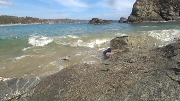 Rocks Jutting Out Ocean Slow Motion Stunning Natural Spectacle — Vídeo de stock