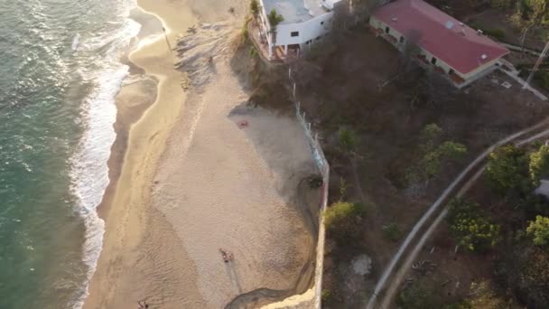 Rocky Shorelines Esplora Costa Frastagliata Spiagge Nascoste Dall Alto — Video Stock
