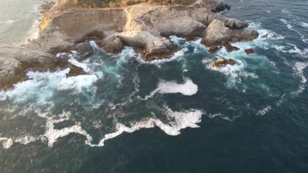 Aerial View Stunning Ocean Waves Crashing Rocks — 비디오