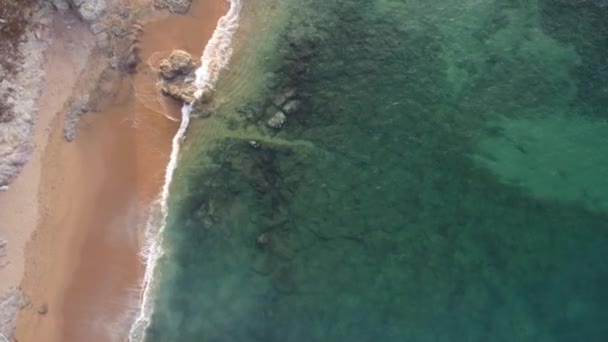 Aerial View Waves Gently Lap Rocky Coastal Cliffs — Video Stock