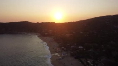 Huzurlu bir sahil cenneti Palmiyeler ve güneş panelleri