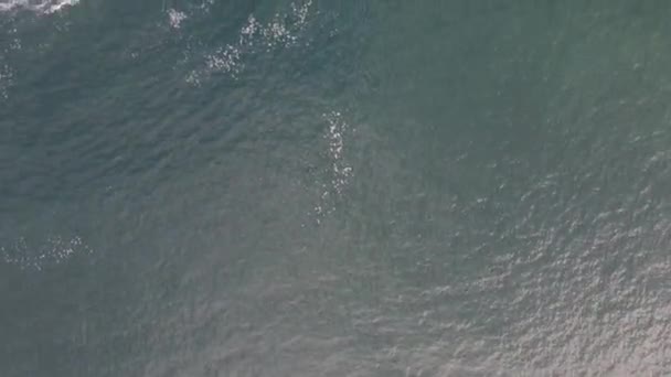Denizden Çıkan Kaya Oluşumlarının Yukarıdan Aşağıya Bakışı Çarpıcı Bir Kontrastlama — Stok video