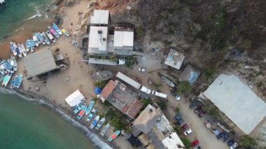 Meksika 'daki küçük köyün deniz manzarası. İnsanlar ve tekneler kıyıda.