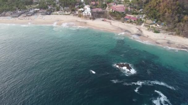 Volare Oceano Tranquillo Con Acque Turchesi Una Spiaggia Rocciosa — Video Stock