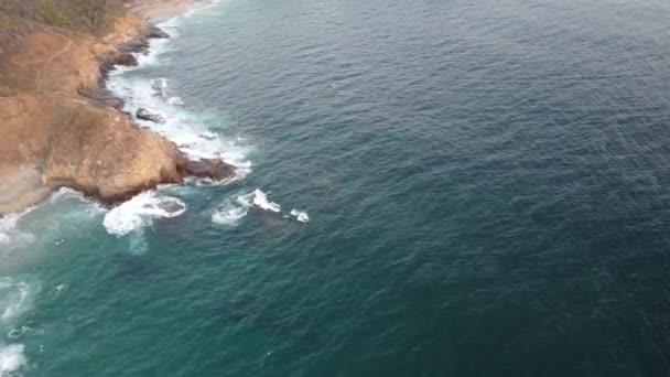 在这个无人机视频中平静的海浪拍打着沙滩 — 图库视频影像