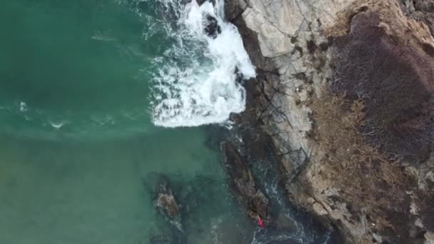 위쪽에 보이는 바닷물이 솟아오르는 바위들 — 비디오