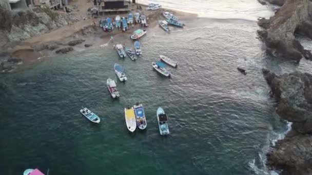 Güneşli Bir Akşamda Balık Tuttuktan Sonra Kıyıya Dönen Teknelerin Havadan — Stok video