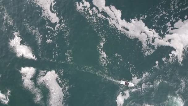 Pohled Shora Dolů Bílou Vodu Oceánu Osamělou Loď — Stock video