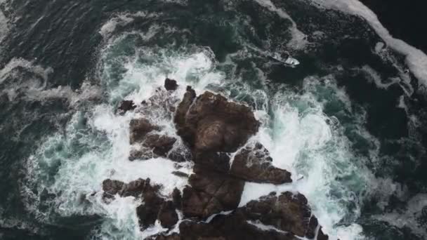 Hoch Oben Der Blick Einer Drohne Auf Ozean Felsen Boot — Stockvideo