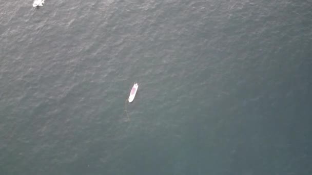 Blick Von Oben Auf Ein Einsames Boot Das Den Ruhigen — Stockvideo