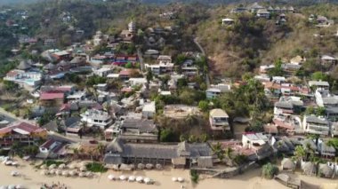 Güneşli bir günde Meksika 'nın deniz kıyısındaki Mazunte köyünün hava manzarası