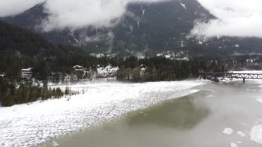 Karlı Senfoni: Düşük bulutlu bir Kış Gölü 'nün İnsansız Hava Aracı