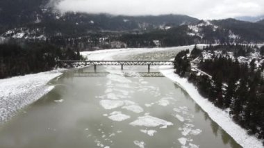 Buzlu İllüzyon: Donmuş Harikalar Diyarı nehri ve Kanada 'daki köprünün İHA videosu