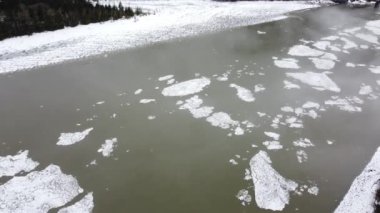 Subzero Spectacle: Nehirdeki Buz Kışının Hava Görüntüsü