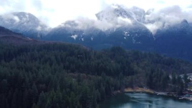 Enigmatik manzaralar: sisli dağlara ve mistik ormanlara yerleşmiş bir gölün dehşet verici drone görüntüleri