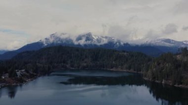 Bulutlarla gizlenmiş cennet büyüleyici bir göl keşfi büyüleyici ormanlar ve sisli dağların arasına kurulmuş.