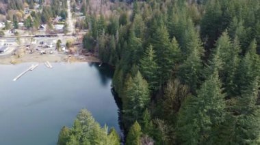 Lakeside Haven: Bulutlu bir günde ilginç evler ve rıhtımlar keşfedildi