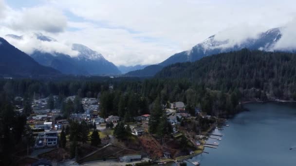Ethereal Beauty Drone Αιχμαλωτίζει Εκπληκτική Θέα Μια Λίμνη Ανάμεσα Ομιχλώδη — Αρχείο Βίντεο
